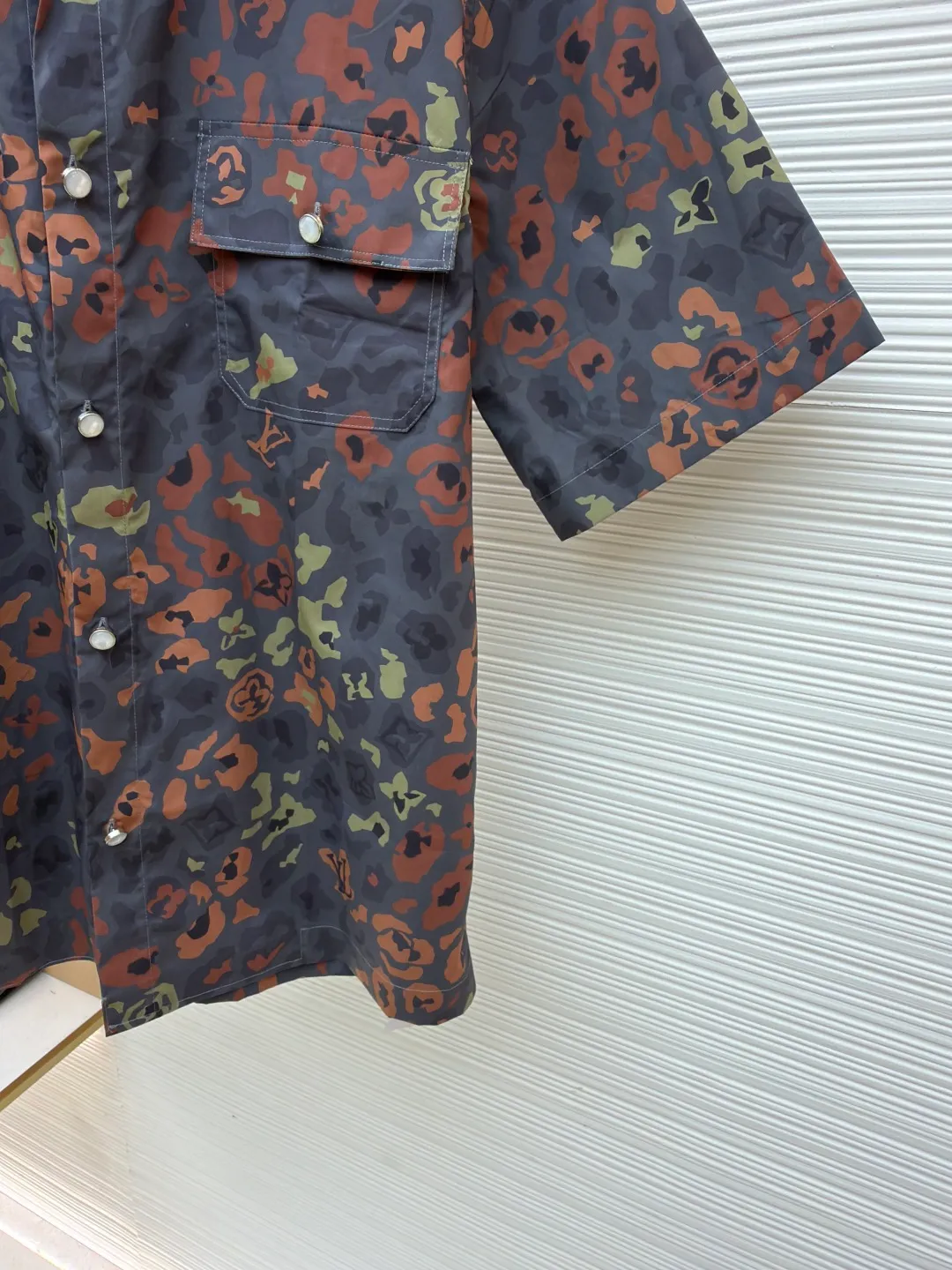 LOUIS VUITTON printed short-sleeved work shirt ●Original version: Purchased and developed for 12000 ●Item number: 1681018-A35 ●Fabric: cotton poplin fabric ●Technology: digital direct printing ●Version: fitted version ●Weight: about 270 grams ●Size: S-M-L-XL ●Description: This short-sleeved shirt is made of cotton poplin with a leopard-style camouflage pattern, and Monogram is combined with rich tones. Blend into it, exuding the rockabilly vibe of the Fall/Winter 2025 show. Patch pockets and glossy buttons accentuate workwear details, adding urban flair to everyday looks. The overall wiring is straight and delicate, the fabric is comfortable and soft, and the color is consistent without color difference. It can be matched with the same style to create a fashionable look and control various occasions. Customized accessories, complete with three standards, same style for men and women!